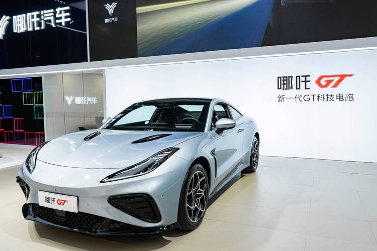 重庆272哪吒汽车在智能汽车领域的表现，领途汽车在新能源汽车市场中的影响力